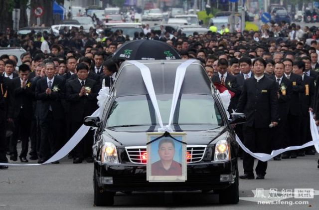 Mafia Boss Funeral in Taiwan (13 pics)