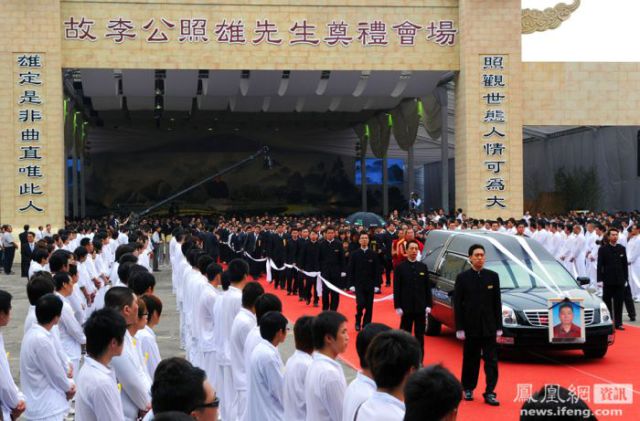 Mafia Boss Funeral in Taiwan (13 pics)