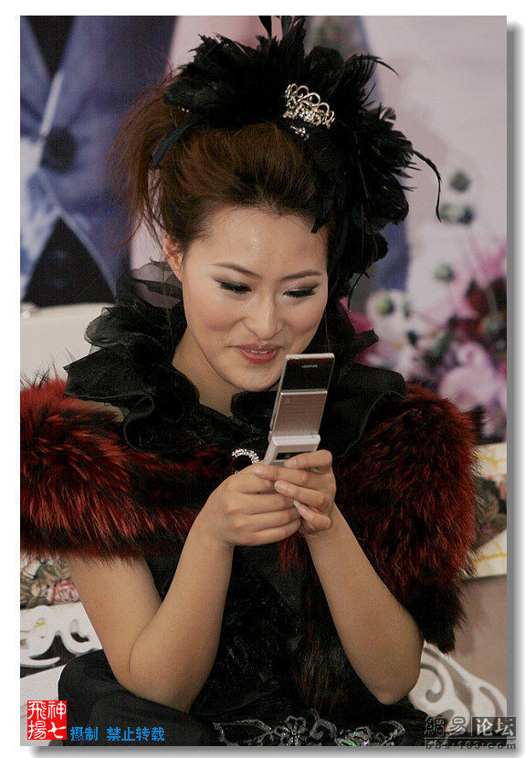 Glamorous Chinese Chick Having Fun with Her Cell Phone (7 pics)