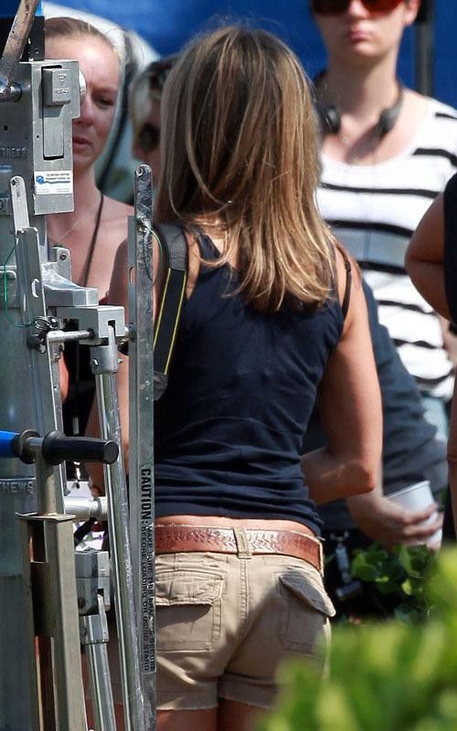 Jennifer Aniston on the Set of Her New Movie in Hawaii (6 pics)