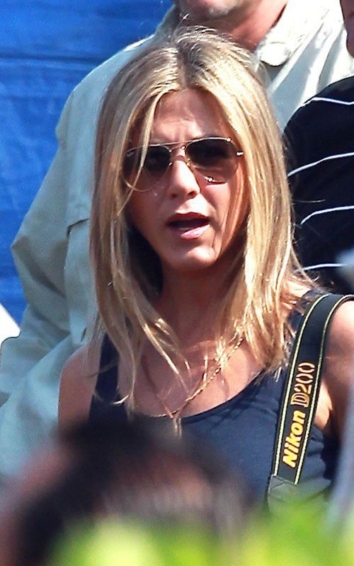 Jennifer Aniston on the Set of Her New Movie in Hawaii (6 pics)