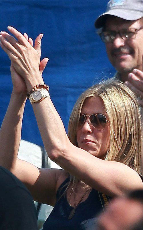 Jennifer Aniston on the Set of Her New Movie in Hawaii (6 pics)