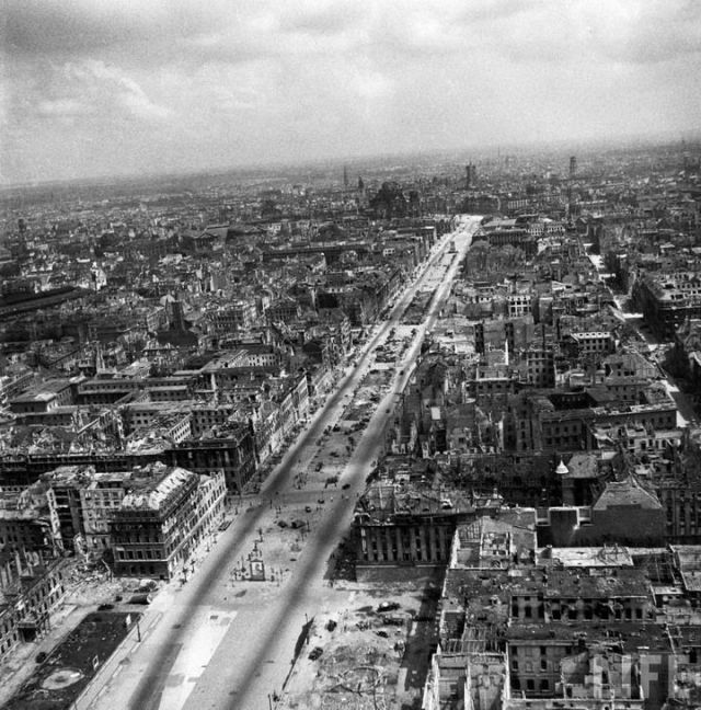 Post-war Berlin (30 pics)