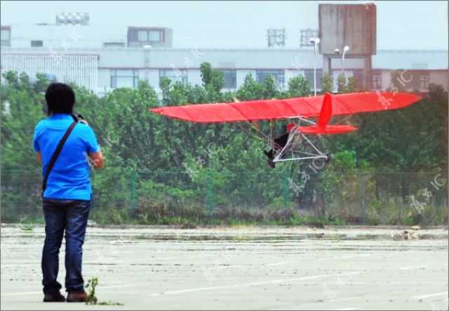 A Homemade Ultralight Aircraft Takes Off (35 pics)