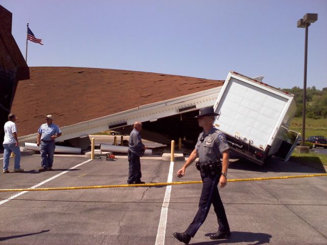 A Truck Driver Has a Bad Day (10 pics)