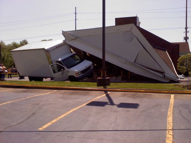 A Truck Driver Has a Bad Day (10 pics)