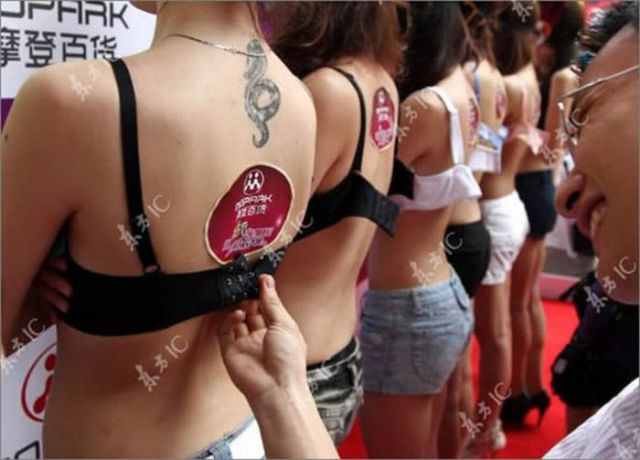 Bra Untying Contest in China (8 pics)