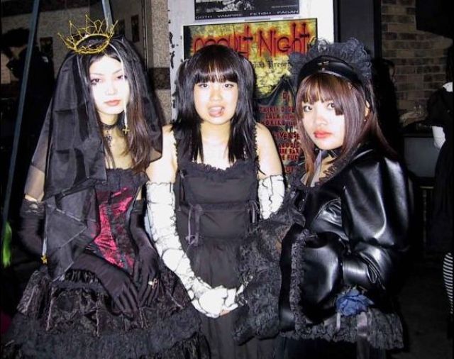 Japanese Gothic Girls (20 pics)