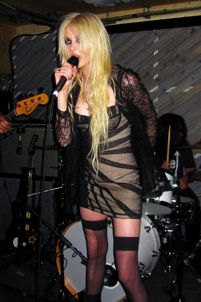 Taylor Momsen Looks Way Too Sexy for Her Age (14 pics)