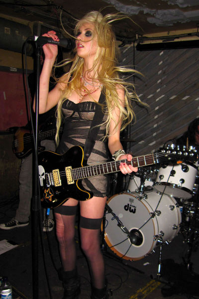 Taylor Momsen Looks Way Too Sexy for Her Age (14 pics)