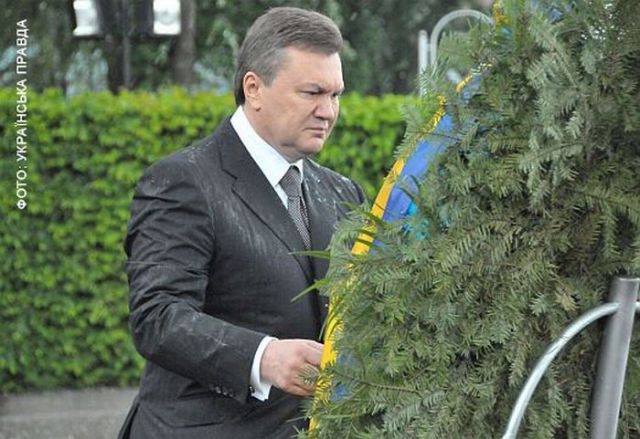 President of Ukraine Got Hit on His Head (8 pics + 1 video)