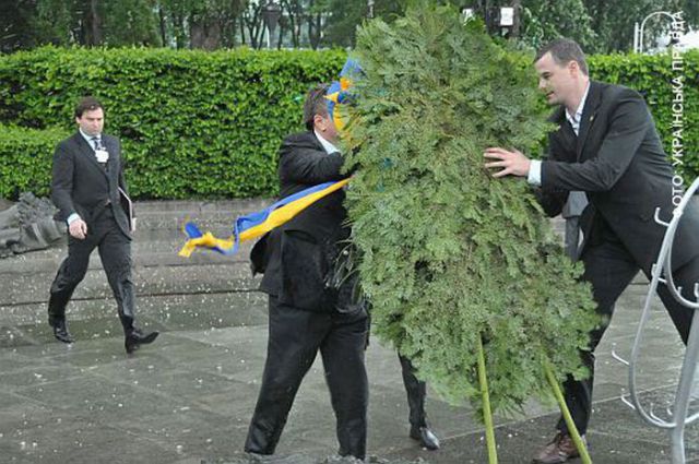 President of Ukraine Got Hit on His Head (8 pics + 1 video)
