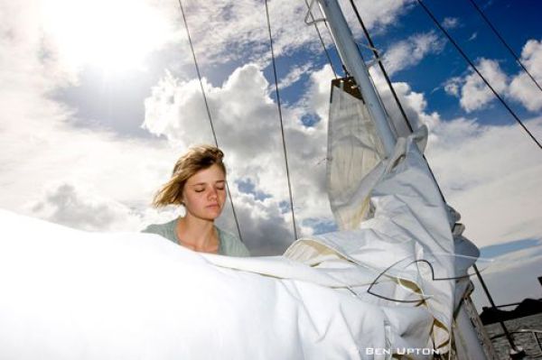 16-Year-Old Girl Crosses the World on Her Pink Boat (44 pics)