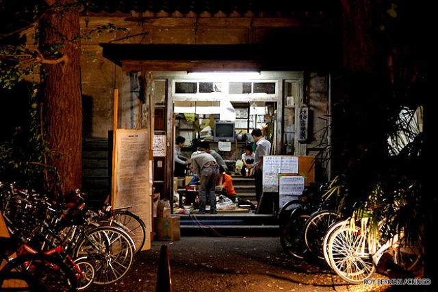 One Japanese Dormitory That Looks Like a Slum Building (21 pics)