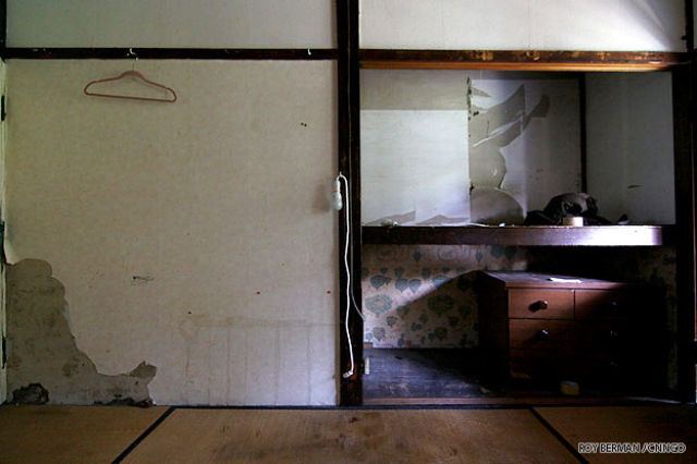One Japanese Dormitory That Looks Like a Slum Building (21 pics)