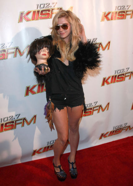 Ke$ha’s Way of Being Even More Weird Than She Is Already (13 pics)