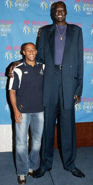 One of the Tallest Basketball Players (21 pics)