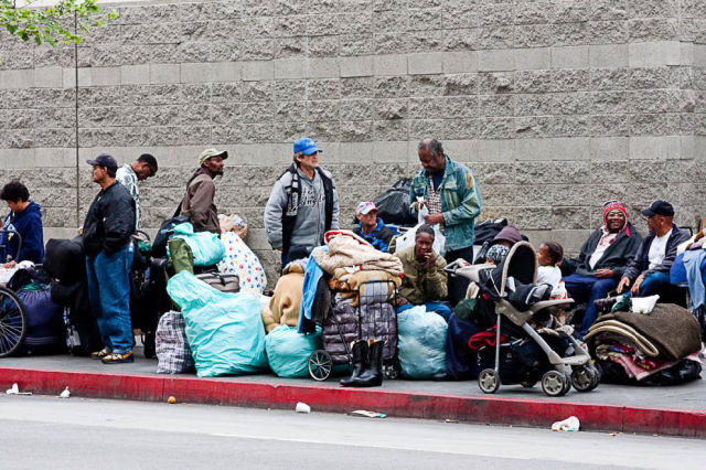 Homeless People in the Center of Los Angeles (17 pics)