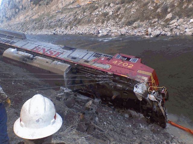 A Train Knocked off the Rails in America (9 pics)