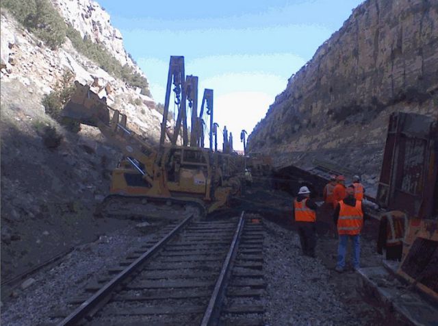 A Train Knocked off the Rails in America (9 pics)