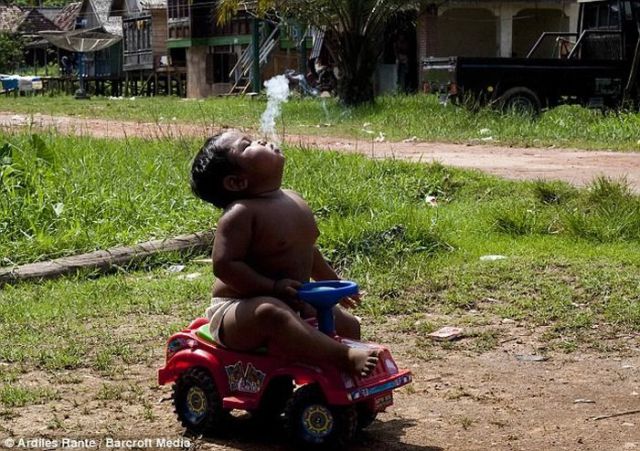OMG of the Day! 2-Year-Old Kid Is a Heavy Smoker! (8 pics)