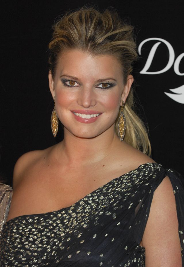 Jessica Simpson Is Very Curvy These Days (8 pics)