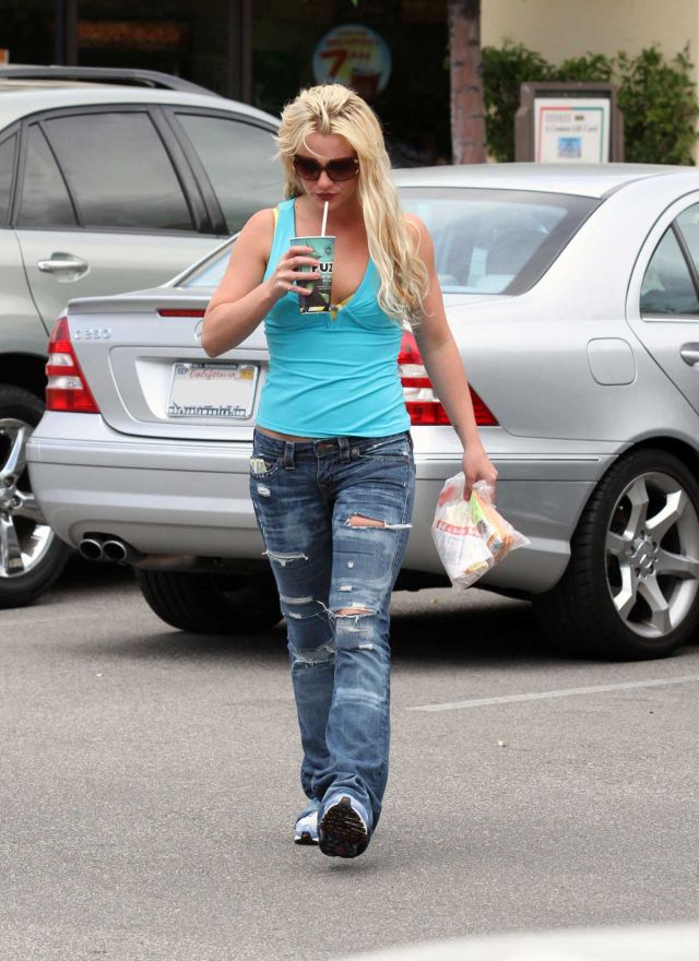 Britney Spears Looks Like a Mess (9 pics)