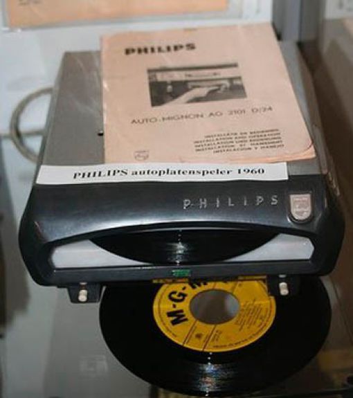 Cool Vintage Car Record Players (9 pics)