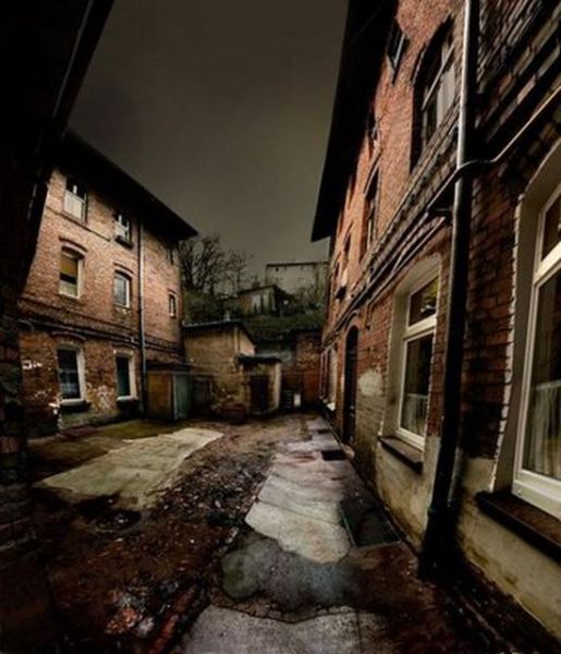 Some Scary Places (19 pics)