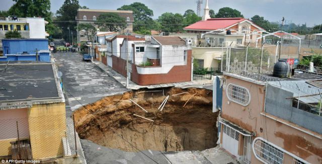 An Enormous Sinkhole in Guatemala (23 pics)