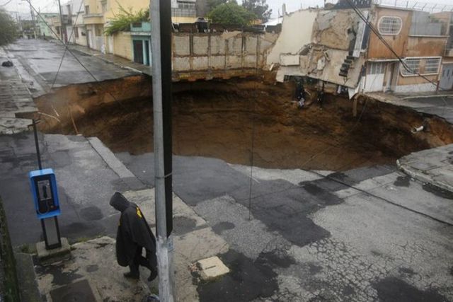 An Enormous Sinkhole in Guatemala (23 pics)