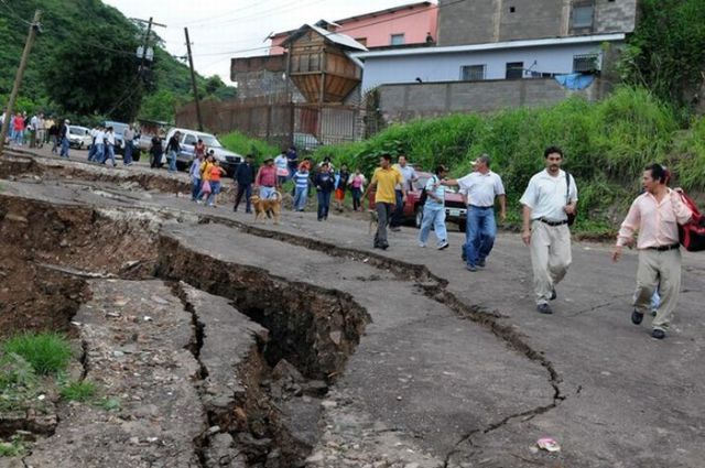 An Enormous Sinkhole in Guatemala (23 pics)