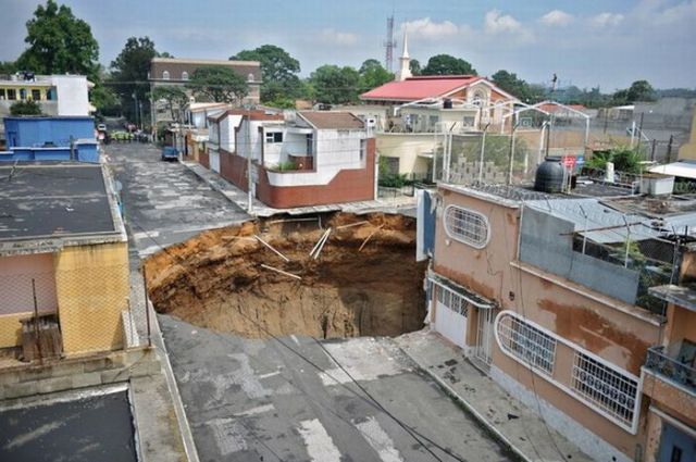 An Enormous Sinkhole in Guatemala (23 pics)