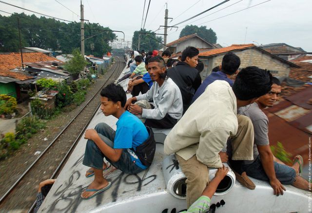 Taking the Train in Jakarta (26 pics)