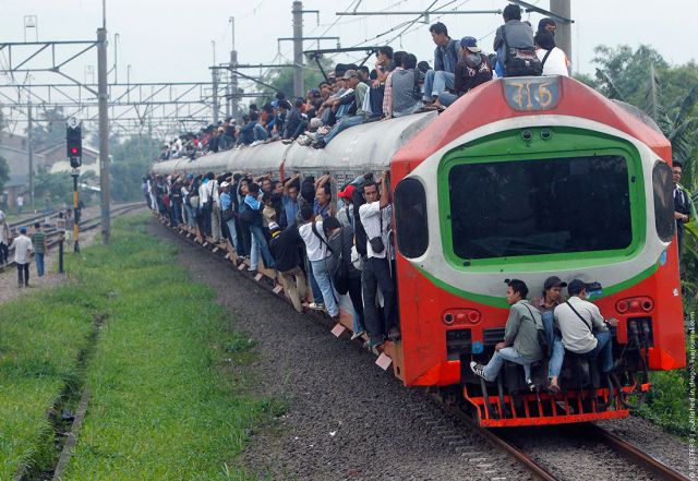 Taking the Train in Jakarta (26 pics)