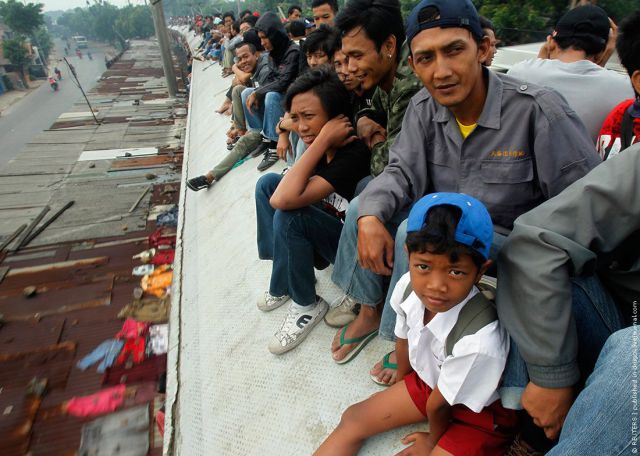 Taking the Train in Jakarta (26 pics)