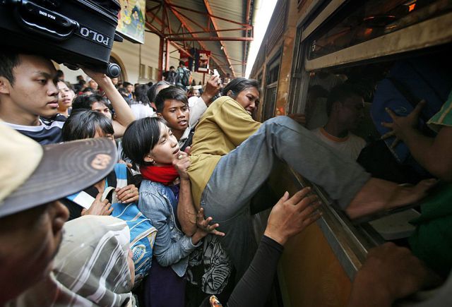 Taking the Train in Jakarta (26 pics)