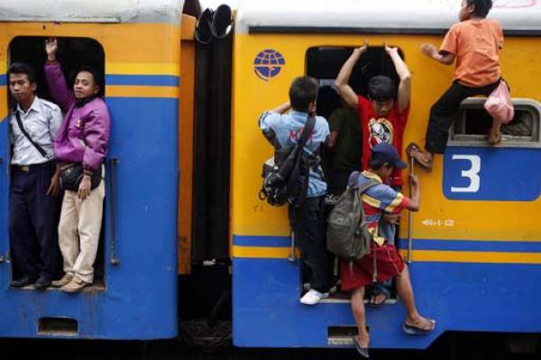 Taking the Train in Jakarta (26 pics)