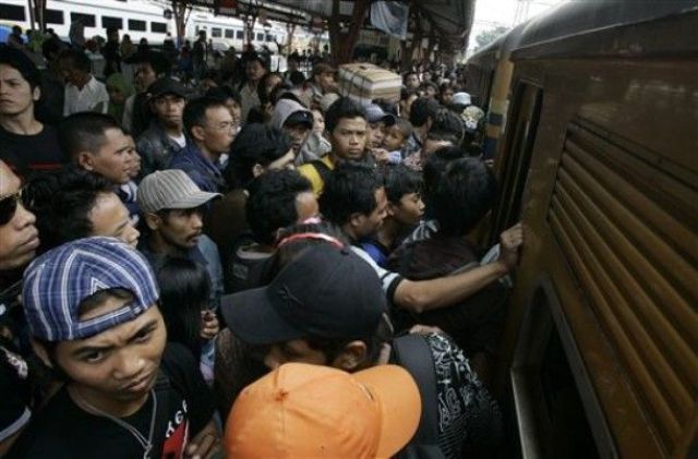 Taking the Train in Jakarta (26 pics)