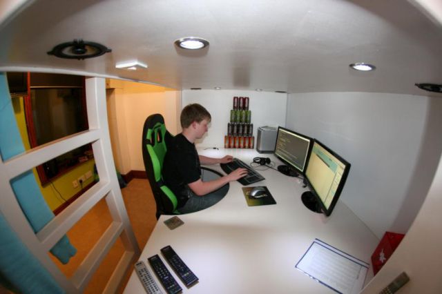 Cool Handcrafted Workplace (18 pics)