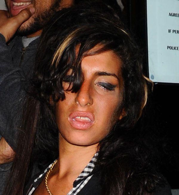 Amy Winehous Is a Drunk Mess (14 pics)