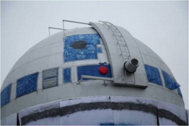 Excellent R2-D2 Observatory Prank! (6 pics)