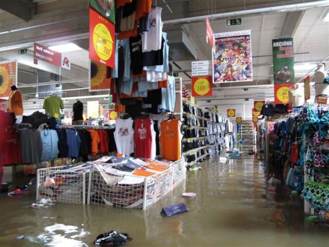 Flooded Supermarket (5 pics)