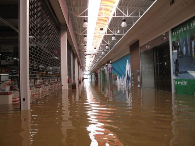 flooded_supermarket_640_06.jpg