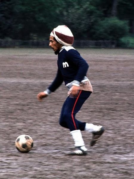 Bob Marley Playing with a Ball (13 pics)