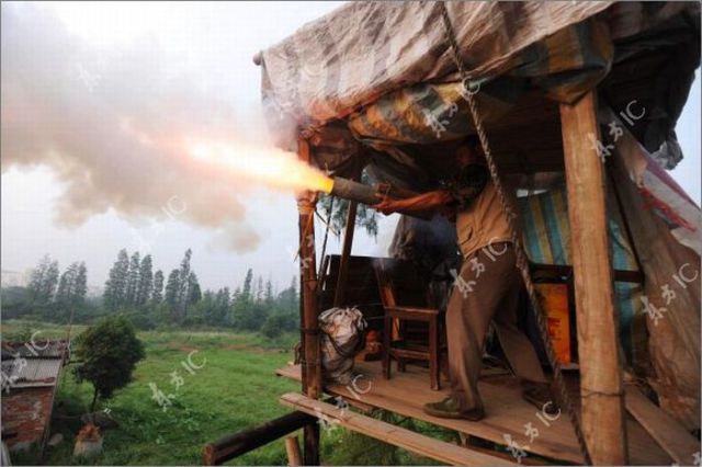 Chinese Farmer Makes War to Property Developers with His Homemade Canon (16 pics)