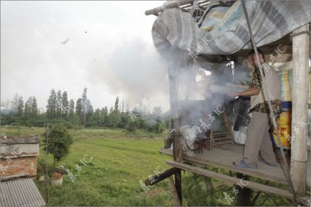 Chinese Farmer Makes War to Property Developers with His Homemade Canon (16 pics)