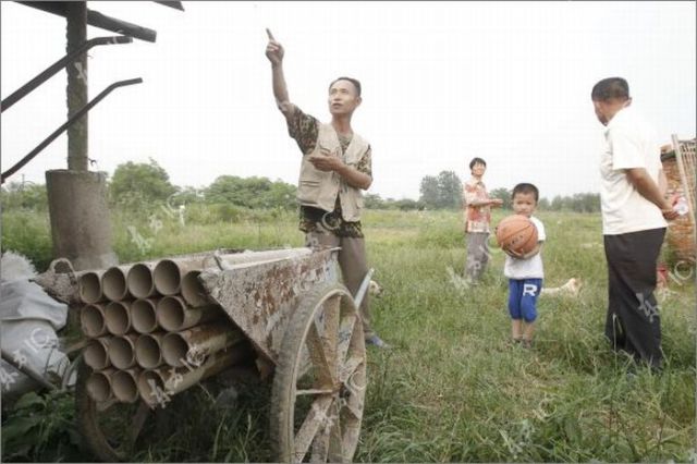 Chinese Farmer Makes War to Property Developers with His Homemade Canon (16 pics)