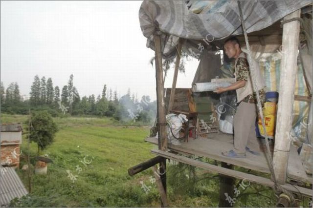 Chinese Farmer Makes War to Property Developers with His Homemade Canon (16 pics)