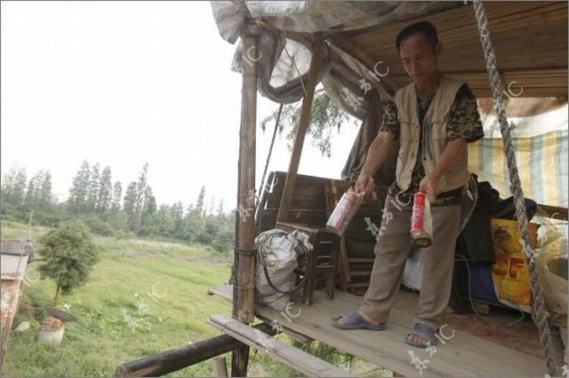 Chinese Farmer Makes War to Property Developers with His Homemade Canon (16 pics)